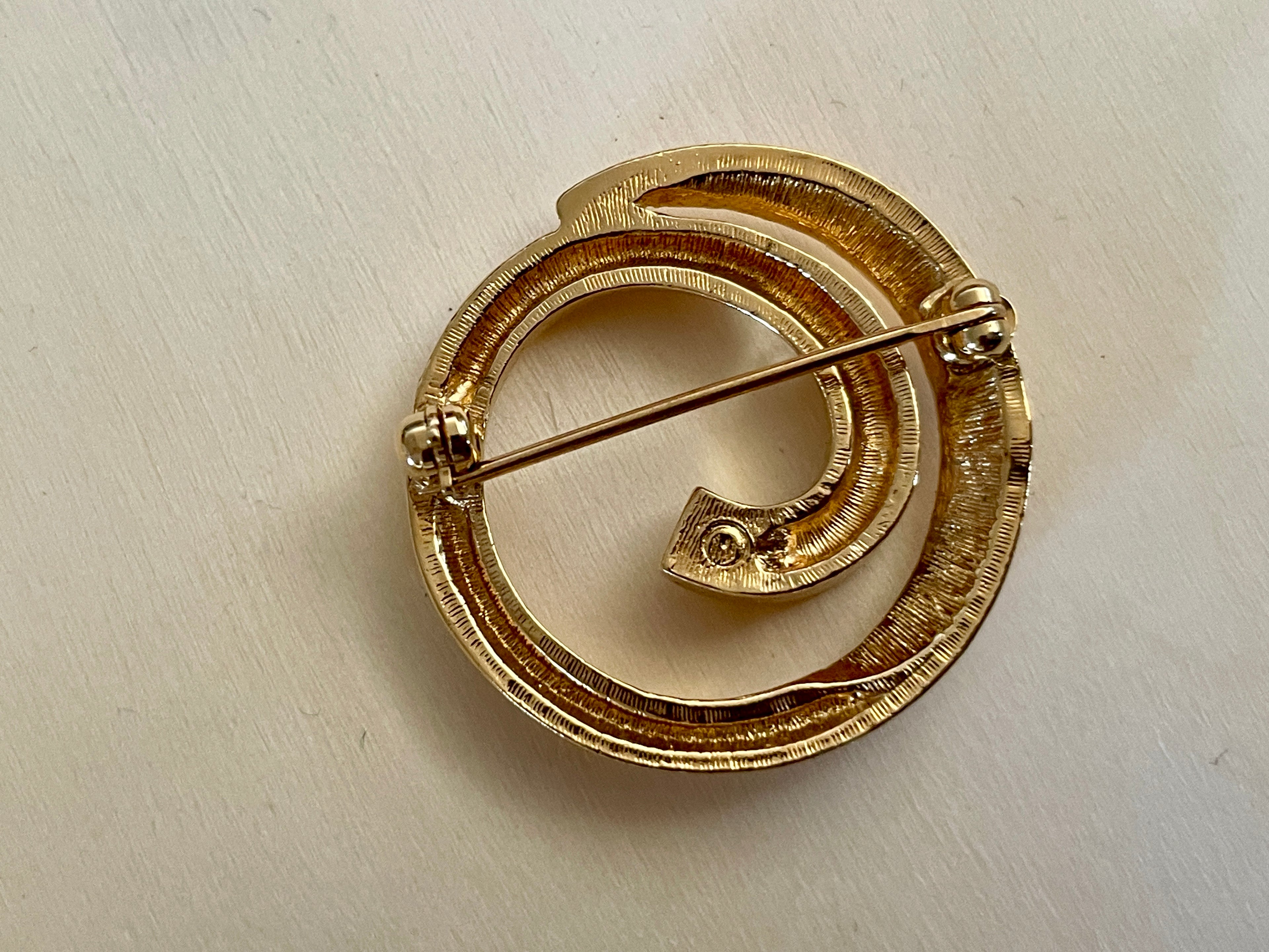 Goldtone & Rhinestone Dainty Round Brooch